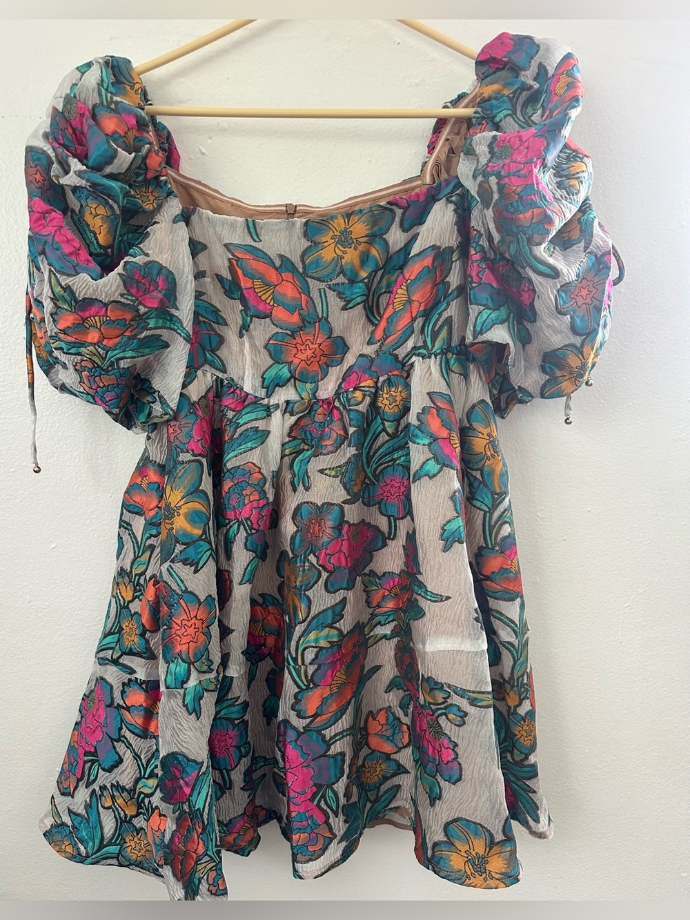 Elliatt Vespera floral jacquard flared babydoll dress with puff sleeves. Size M. - Picture 3 of 9